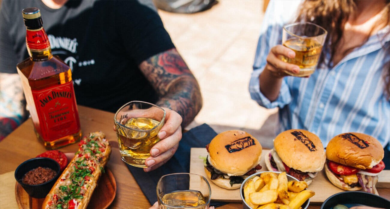 Jack Daniel’s Fire s drinky a burgery