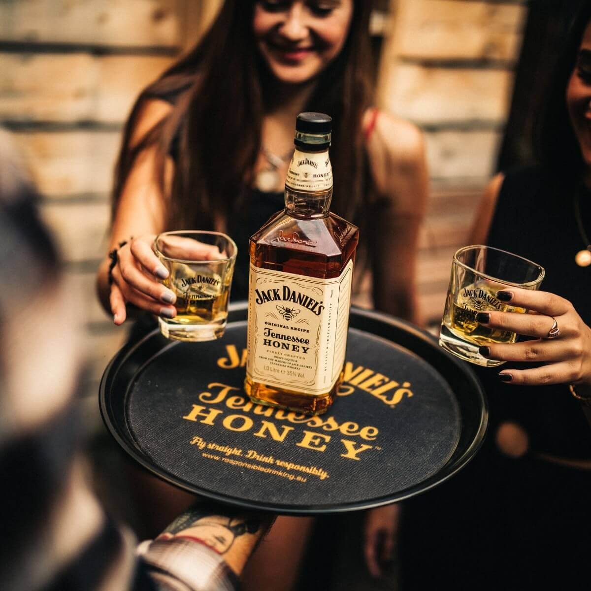 Jack Daniel’s Honey na podnosu s drinky